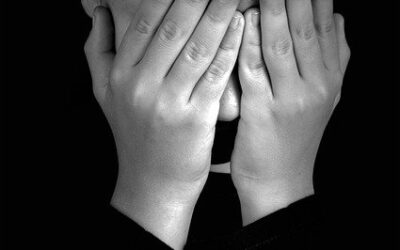 Pourquoi mon bébé pleure dés que je le pose ?