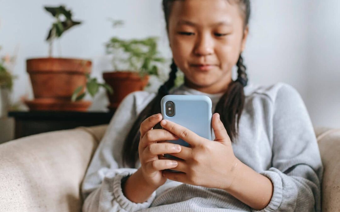 À quel âge un enfant doit-il avoir un téléphone ? C&rsquo;est peut-être plus tard que vous ne le pensez
